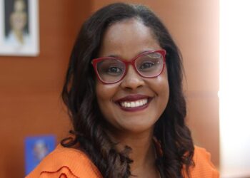 Hora da criança entrega título de sócia-benemérita a Fernanda Lordelo