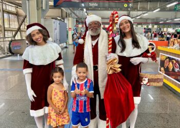Papai Noel encanta passageiros e celebra o Natal no metrô de Salvador