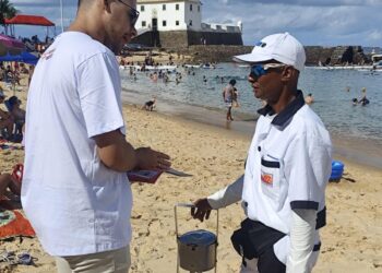 Campanha do CRO Bahia de prevenção de câncer em lábios continua nas praias de Salvador