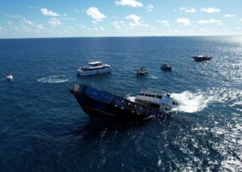 Fim de uma era: ferry boat Juracy Magalhães é afundado na Baia de Todos os Santos