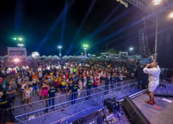 Primeira noite do Festival de Arembepe conecta milhares de pessoas à música