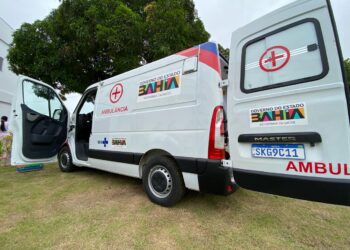 Governo do Estado entrega duas ambulâncias e equipamentos hospitalares em Teixeira de Freitas