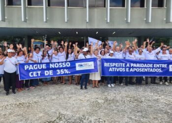 Em protesto na Sefaz-Bahia, fazendários aposentados exigem correção de vencimentos