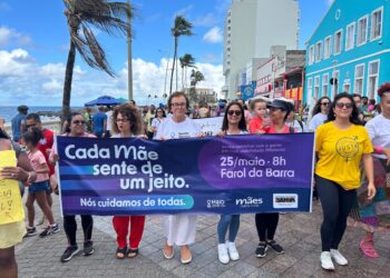Marcha Furta-Cor reúne famílias no Farol da Barra em prol da saúde mental materna
