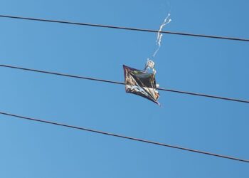 Aumenta as interrupções de energia causadas por contato de pipas com a rede elétrica na Bahia