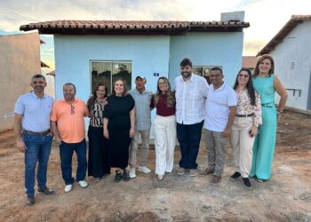 Ibirapuã: Governo do Estado entrega casas populares e espaços esportivos