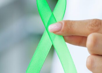 Agosto Verde Claro: campanha de combate ao linfoma acende alerta para nódulos no pescoço, axilas e virilha