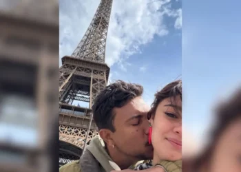 Xamã e Sophie Charlotte posam em clima de romance em Paris