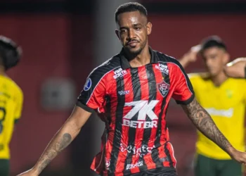 Vitória oficializa renovação do zagueiro Edu até 2028