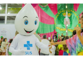 Zé Gotinha grava clipe de samba-enredo na quadra da Mangueira