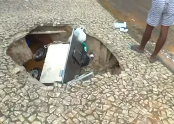 Barra: parte da calçada cede e deixa quatro pessoas feridas