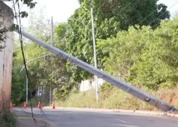 Itapuã: carro colide contra poste e altera trânsito