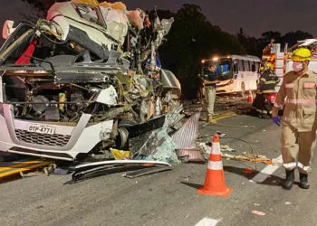 Colisão envolvendo ônibus de universitários deixa cinco mortos em GO