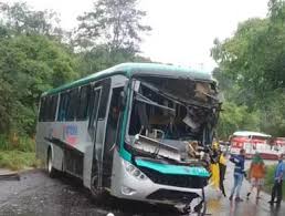 Acajutiba: batida com ônibus que transportava evangélicos para congresso deixa feridos