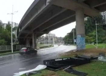 Av. Juracy Magalhães: homem morre após bater carro em poste