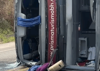 Porto Seguro: ônibus com 58 estudantes com destino tomba e deixa feridos