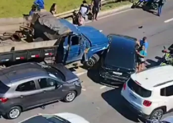 Av. Paralela: acidente causa longo engarrafamento