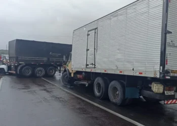 BR-324: pista é liberada sentido Feira de Santana após acidente com carreta e veículos