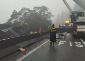 Paraná: carreta tomba sobre van com atletas de remo e deixa seis mortos