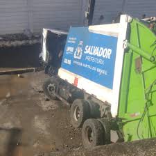 Motorista de caminhão de lixo morre após ter mal súbito e perder controle do veículo