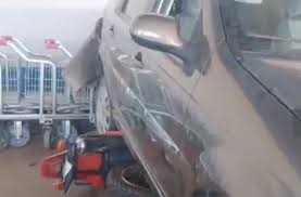 Juazeiro: carro desgovernado atinge sete motocicletas, três automóveis e dois carrinhos de compras em supermercado