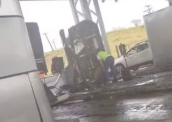 Amélia Rodrigues: Motorista de carreta atinge cabine de pedágio e arrasta estrutura com funcionária