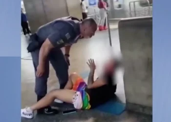 Policial agride mulher em estação de metrô em São Paulo