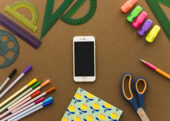 Volta às aulas: Especialistas alertam sobre o uso de celular nas escolas e como as tecnologias podem ser aliadas na educação