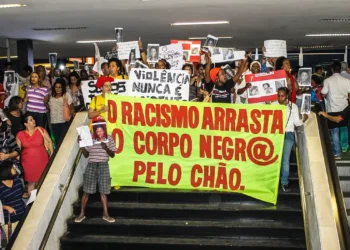 Ativistas repudiam absolvição de PMs que mataram e arrastaram mulher