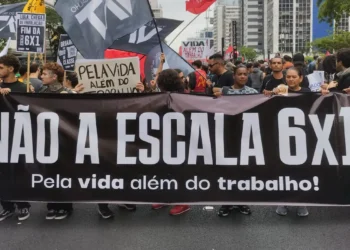 Manifestantes vão às ruas pelo fim da escala de trabalho 6×1