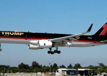 Avião de Donald Trump faz desvio após problema mecânico nos EUA