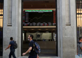Bolsa sobe quase 2% e atinge maior nível em um mês e meio