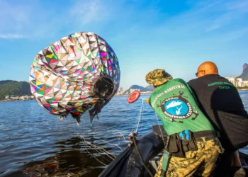 Soltar balão é crime: entenda os perigos e riscos dessa prática ilegal
