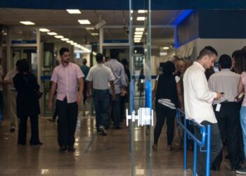 Agências bancárias retomam expediente a partir do meio-dia