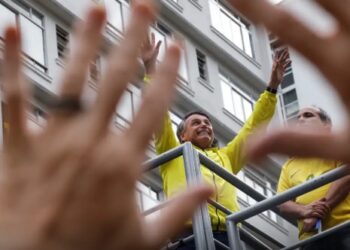 Bolsonaro nega tentativa de golpe e diz esperar por “ajuda externa”