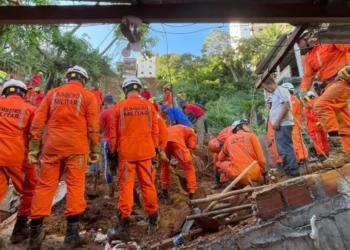 Saramandaia: bombeiros encontram corpo de jovem soterrado em deslizamento