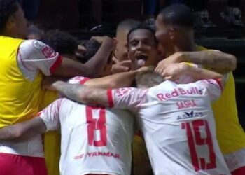 Vitória sai na frente, mas sofre virada do Bragantino e volta para o Z-4