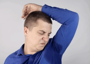 Suor com mau cheiro? dermatologista ensina como combater a Bromidrose
