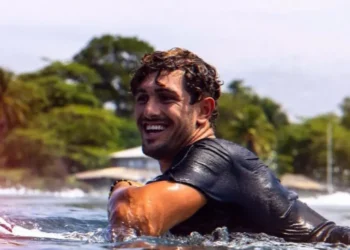 Atleta olímpico de Surf, Chumbinho aparece se recuperando nas águas após acidente no Havaí