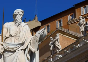 Instalada na Capela Sistina chaminé que anunciará o novo papa