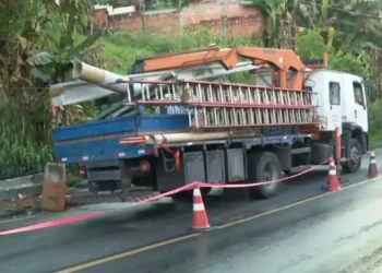 Cajazeiras 5: carro derruba poste e trânsito fica parcialmente interditado
