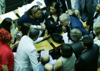 Câmara aprova PEC que perdoa multas e cotas raciais de partidos