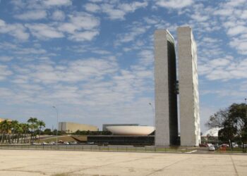 Oposição protocola pedido de impeachment de Lula na Câmara