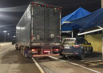 PF vai investigar motorista que jogou caminhão contra posto da PRF