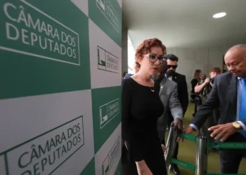 Moraes abre inquérito para investigar Zambelli por coação e obstrução