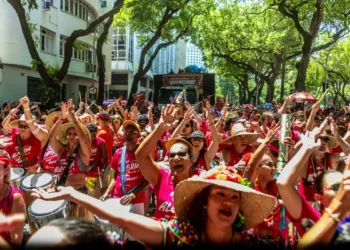 Quizomba faz último desfile do carnaval de rua de 2024 pregando o amor