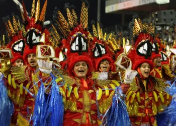 Vai-Vai abre segundo dia desfiles no sambódromo paulistano
