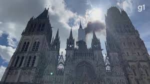 França: incêndio atinge torre da catedral de Notre Dame de Rouen