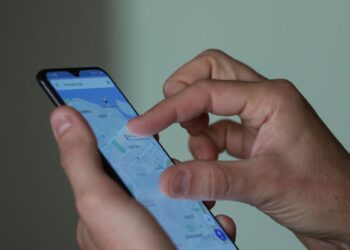 Uso prolongado de celular pode causar lesões na mão