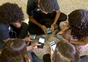 Comissão de Educação aprova projeto que proíbe celular em escolas